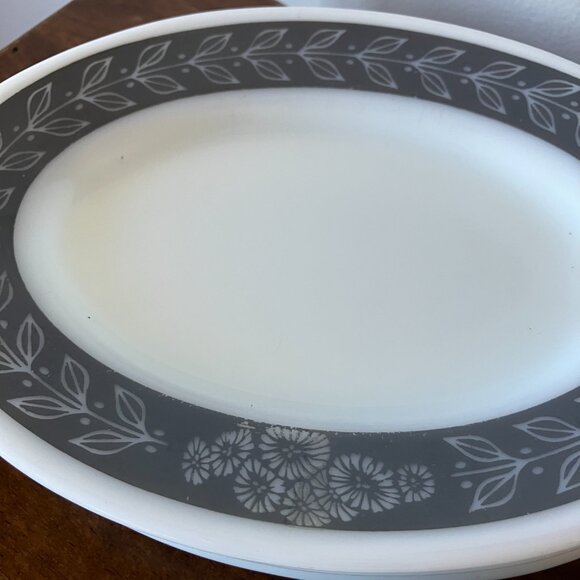 Vintage Pyrex Gray Laurel Leaf Small Serving Platters Set of six - Picture 8 of 9